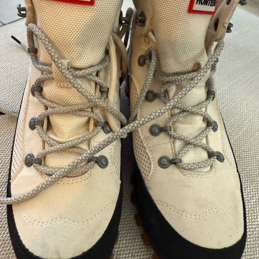 Woman’s Hunter Explorer Lug Chelsea boots - Picture 2 of 6